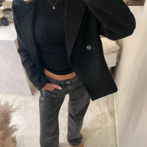Svart kavajjacka från H&M  - Säljer denna snygga svarta kavajjacka från hm i kappa material!! 