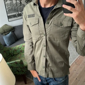 Overshirt mörkgrön  - Riktigt fet overshirt perfekt nu inför hösten, inga defekter bra skick. Skriv vid fundering 🙌