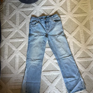 FLARED/BOOTCUT JEANS från Zara - Säljer ett par blåa jeans från zara. Byxorna är vardagligt men sparsamt använda, men utan något märkvärdigt slitage. Därav betyg 7,5/10. Storlek 40, passar mig som 29-31 i midja och 32 i längd.