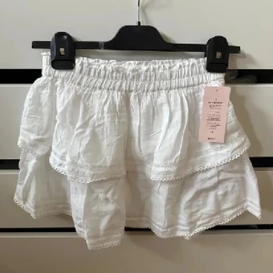 Kjol - Volangkjol från Nelly i storlek XS med resår i midjan. Köpt för 399, aldrig använd med prislapp kvar🙌🏽