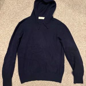 Mörkblå kashmirhoodie från Sayless - Mjuk och skön marinblå kashmir hoodie 