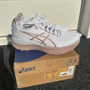 Asics Gel-kayano 32 i storlek 38 - Nästan helt nya gel-kayano 32 i storlek 38. Har knappt sprungit 2 km i de. Fantastikt bra skick och skor. Skickas med orginalförpackning. Säljer även Asics gt-2000 14 och de skorna med dessa säljer jag för 2500kr:) 