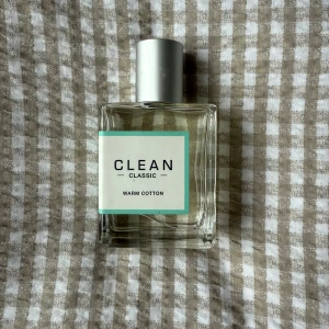 Clean Classic Warm Cotton Parfym 🫧 - Fräsch parfym från CLEAN i doften Warm Cotton.  Doften är lätt, ren och påminner om nytvättade kläder. 🫧🤍