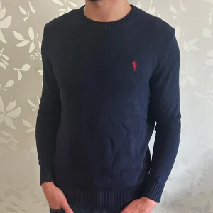 Ralph lauren  - | mörkblå stickad tröja från Polo Ralph lauren | skick 9/10 | hör av er vid funderingar! |