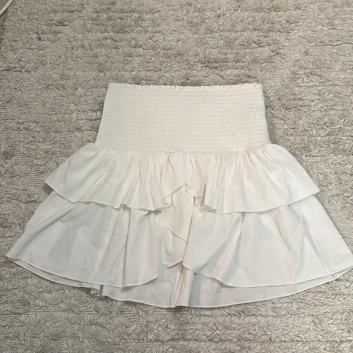 Vit volangkjol från Neo Noir