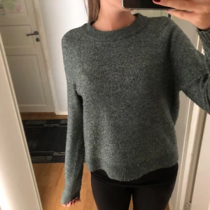 Mörkgrön stickad tröja - fin grön tröja