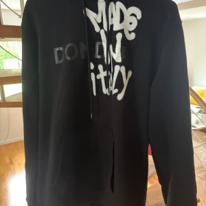 Svart Dondup hoodie med tryck - Svart hoodie från Dondup som är väldigt sällsynt och går inte att få tag på längre då dom slutats säljas! Helt ny skick 10/10 kvitto och tags samt påse följer med vid köp! storlek L. Hör av er vid frågor😇(kan gå ner lite i pris vid snabb affär!)