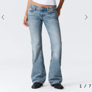 bootcut/loosebaggy jeans - Säljer ett par blå jeans med bootcut passform och låg midja. Jeansen har klassisk femficksdesign och är tillverkade i jeansmaterial. Perfekta för dig som gillar avslappnad stil med lite retrovibe. Lite slitningar längst nere vid fötterna därav priset, kan skicka bilder vid intresse! Storlek 26/32, modellen heter Nova och byxorna är från weekday❤️