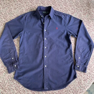 Mörkblå skjorta från Polo Ralph Lauren - Den är storlek M 