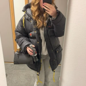 Svart dunjacka från Fjällräven - Svart fjällräven jacka