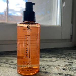 Schwarzkopf Fibre Clinix Light Oil - Fibre Clinix Light Oil från Schwarzkopf Professional är en lätt, orangefärgad olja i en genomskinlig plastflaska med svart pump. Den är speciellt framtagen för fint till normalt hår och innehåller Bondfinity-teknologi. Flaskan innehåller 100 ml och har stilren design. Testad en gång annars som ny.