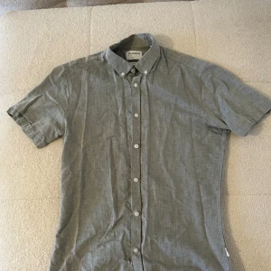 Grå kortärmad skjorta från Lindbergh - Grå kortärmad skjorta från lindbergh. Använt ett fåtal gånger🙌