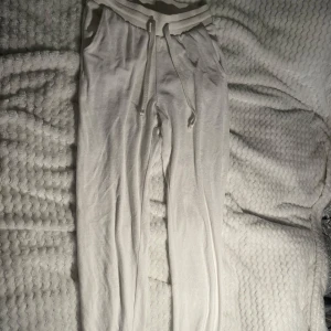 Vita mjukisbyxor från Cubus  - Vita mjukisbyxor från Cubus i storlek XS. Byxorna har resår och snörning i midjan, ribbade muddar vid bensluten och är tillverkade i mjukt bomullstyg. Perfekta för chill dagar eller när du vill vara extra bekväm. 