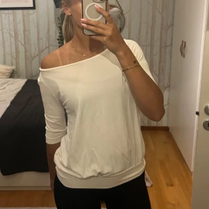 Vit offshoulder topp med trekvartsärm - Snygg vit topp med vid ringning vid halsen och trekvartsärm. Modellen är lite lösare och har bred mudd nertill. Går att ändra den och ha den lite hur man själv vill ha❤️💞