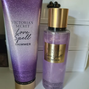 Victoria's Secret Love Spell Shimmer - Love Spell Shimmer från Victoria's Secret – en body mist och lotion med skimmer. Doft av körsbärsblom och persika. Lila och guldiga förpackningar med glittrig finish. Perfekt för dig som vill dofta fräscht och sticka ut med extra glow. Lotion helt ny misten endast provsprayad 