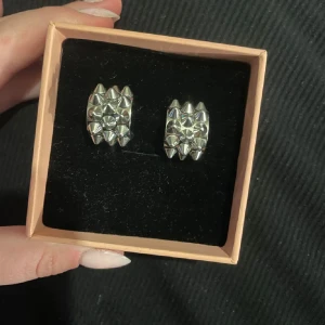 Silvriga örhängen med nitar från Edblad - Säljer ett par coola silvriga örhängen från Edblad med nitar. Dem är typ aldrig använda och i nytt skick! 