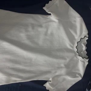 Vit ribbad klänning från MNG - Supersöt vit ribbad klänning från mango 