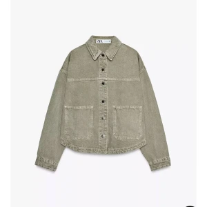 Grön jeansjacka  - Säljer denna jätte fina gröna jeansjackan från Zara, aldrig använd. Prislappen är kvar 