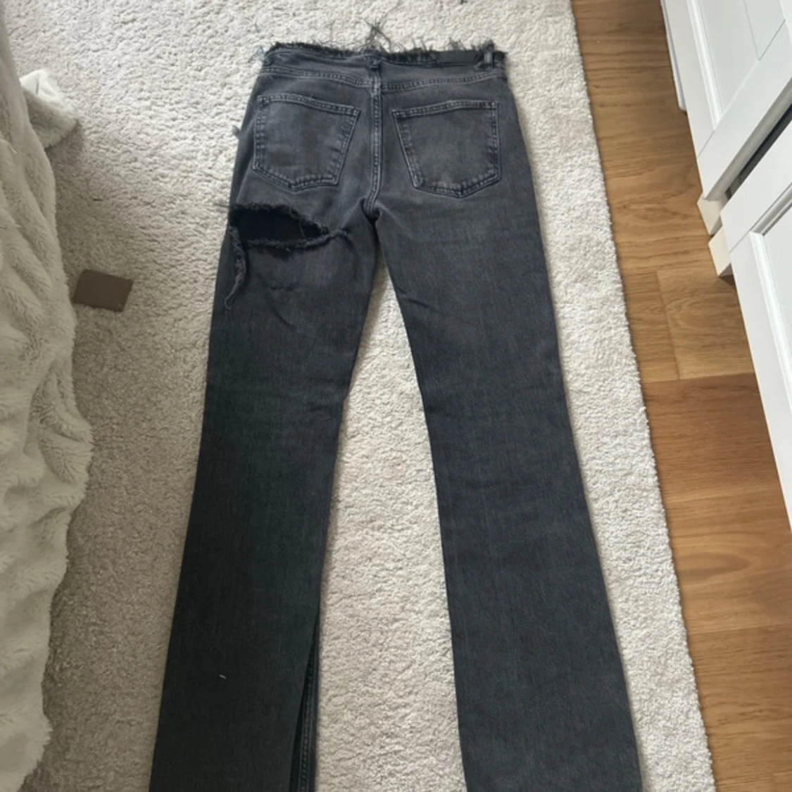 Grå slitna bootcut jeans - 3