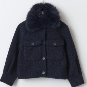 Mörkblå teddyjacka med päls - Snygg mörkblå teddyjacka med fluffig pälsimitation på kragen. Jackan har två stora fickor framtill med knappar och en rak, croppad passform. Från gina young, använd ca 2 ggr och passar typ nån som vanligt vis har storlek xs (storlek 158/16 år) 