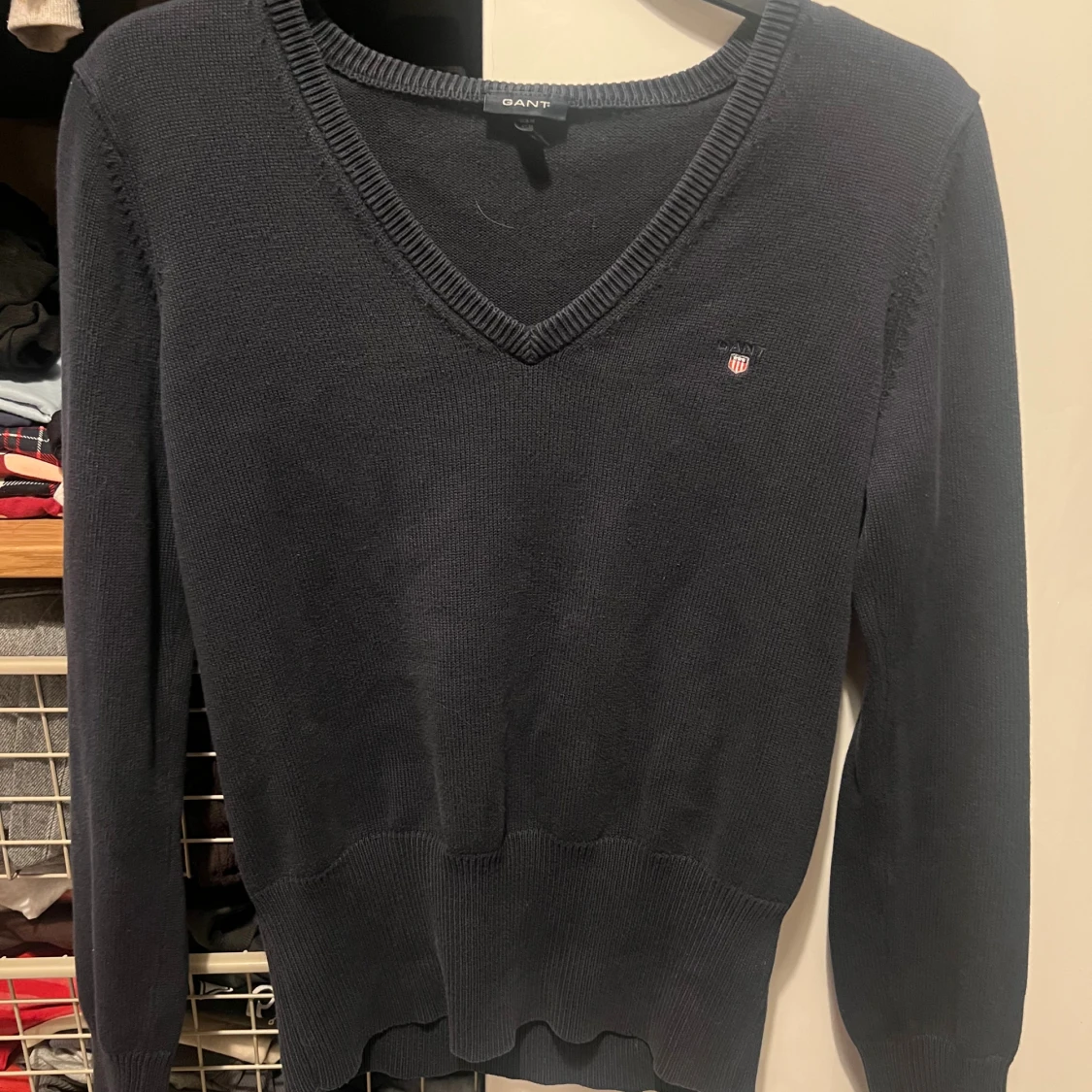 Mörkblå v-ringad tröja från GANT - 1