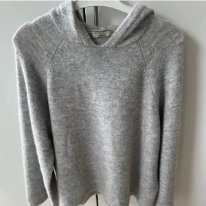 Grå stickad tröja med luva - Jätte skön grå stickad tröja med luva 🌟