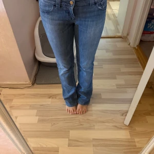 Lågmidjade Lee jeans - Supper snygg Lee jeans med lågmidja, tidigar ägare har sytt mellan bena men det är inte något som syns, om ni vill har bilder på hur det ser ut är det bara att skriva🌸