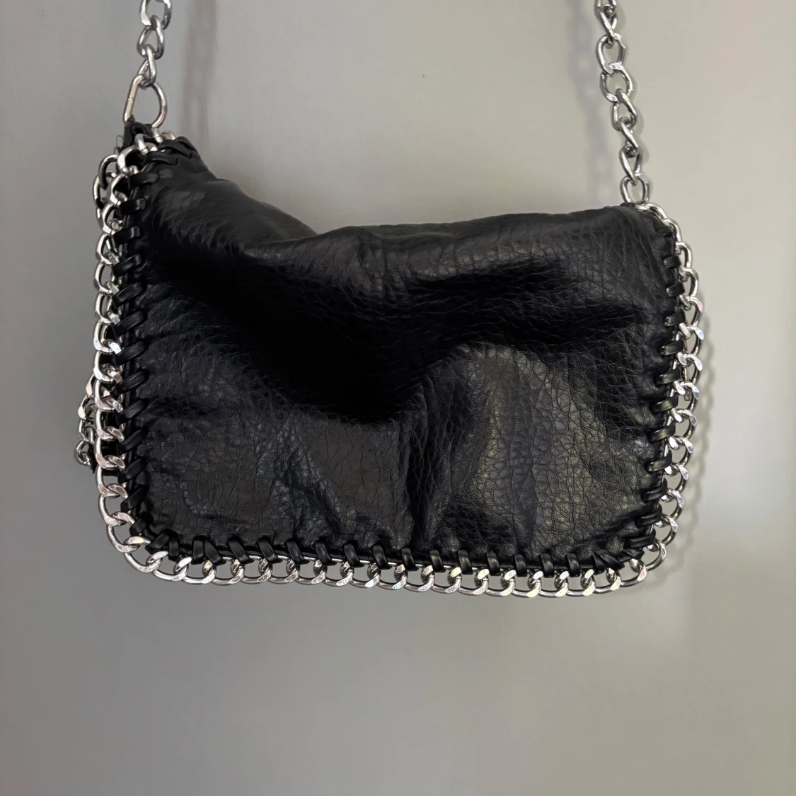 Svart axelväska med kedjedetaljer från Tiamo - 1