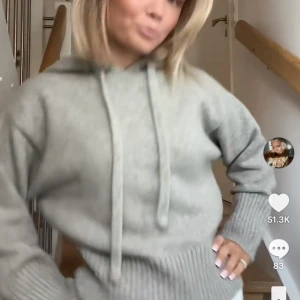 Grå stickad hoodie zara - Mysig grå stickad hoodie med huva och snörning. Tröjan har långa ärmar och breda ribbade muddar vid ärmslut och nederkant. Perfekt för lager-på-lager och chill dagar.