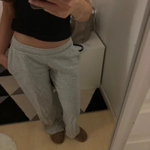 Grå mjukisbyxor med resårmidja - Säljer dessa skitsnygga gråa mjukisbyxor med avslappnad passform och elastisk midja. De är knappt använda så i väldigt fint skick! 