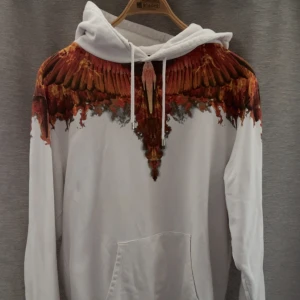 Marcelo burlon hoodie - Riktigt fin Marcelo burlon hoodie, inget sönder och inga fläckar! Sitter som storlek L! Kan gå ner i pris vid snabb affär