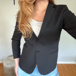 Filippa K kavaj - Svart kavaj från Filippa K, oanvänd så mycket bra skick😍
