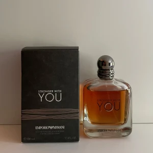 Emporio Armani Stronger With You 100ml (ca 90ml) - Emporio Armani Stronger With You är en herrparfym. Doften är varm och modern, och flaskan rymmer 100 ml, finns ungefär 90 ml kvar. Kommer med original kartong. 