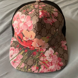 GG keps med röda blommiga detaljer  - Skriv vid frågor/funderingar. 