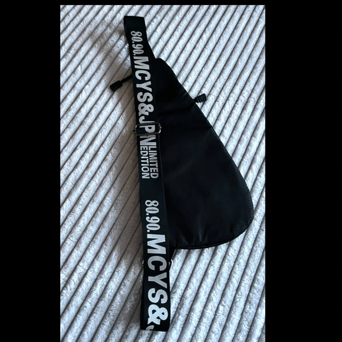 Svart sportig axelväska med tryck - 1