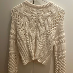 Vit stickad tröja med flätmönster - Superfin vit stickad tröja från & other stories! Tröjan har lång ärm, ribbad kant i hals och nederdel. Den är helt oandvänd💕
