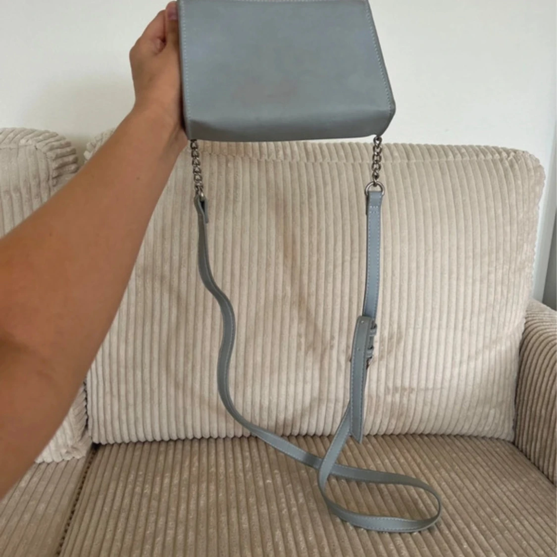 Ljusblå axelväska med silverdetaljer - 1