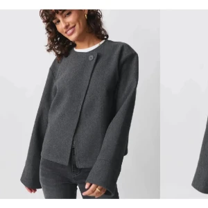 Kort kappa - Säljer denna fina tunna kappa fast i svart, använd ett få tal gånger🩷