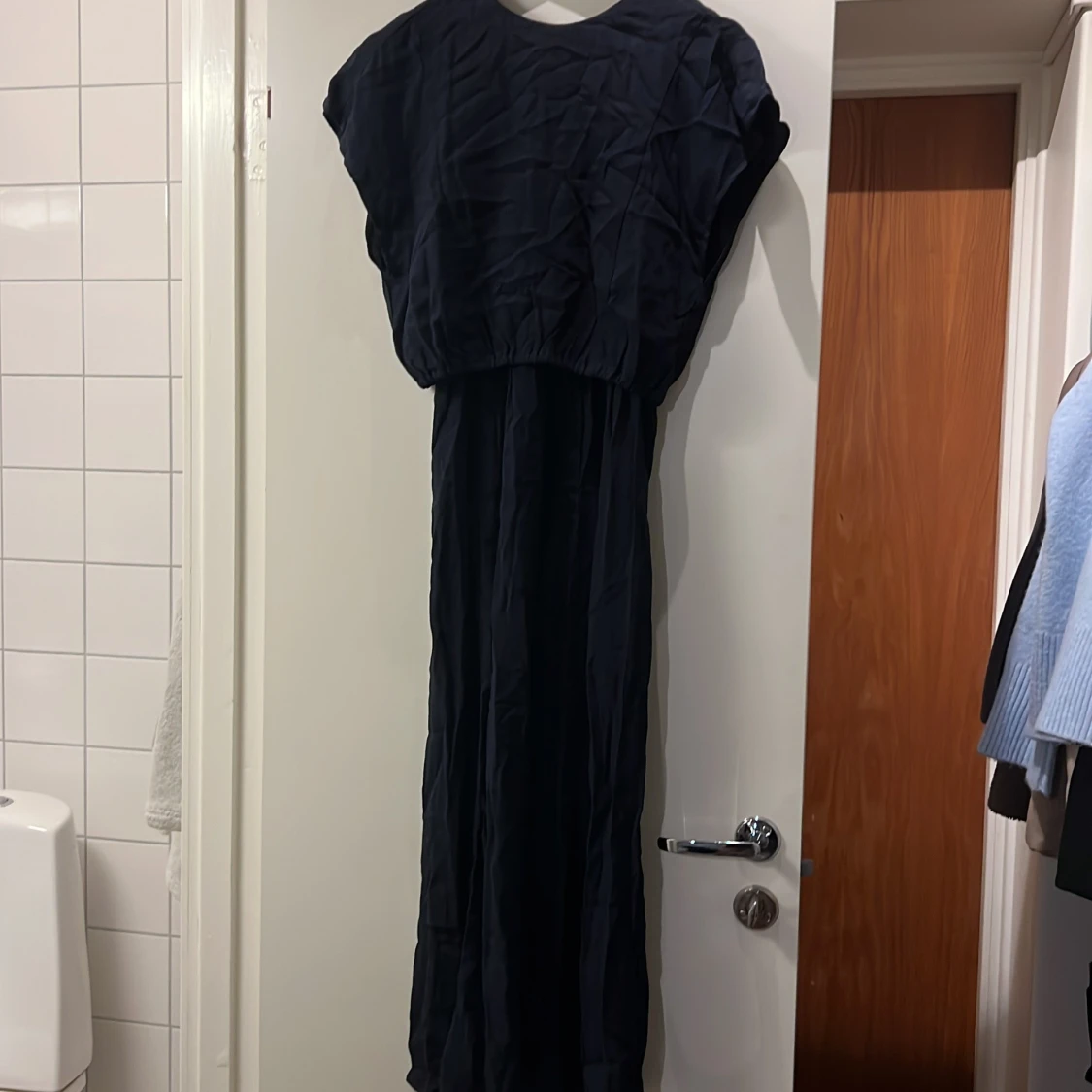 Marinblå långklänning från H&M Mama