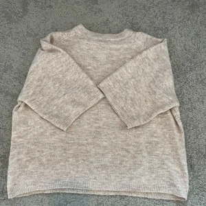 Beige stickad tröja från 157 - Mysig beige stickad tröja från 157 med trekvartsärmar och avslappnad passform. Tröjan har rund halsringning och är lite mer åt det oversized hållet, skulle absolut passa en M. Enkel och stilren design som passar till det mesta. Provad men aldrig använd, ingen prislapp kvar!