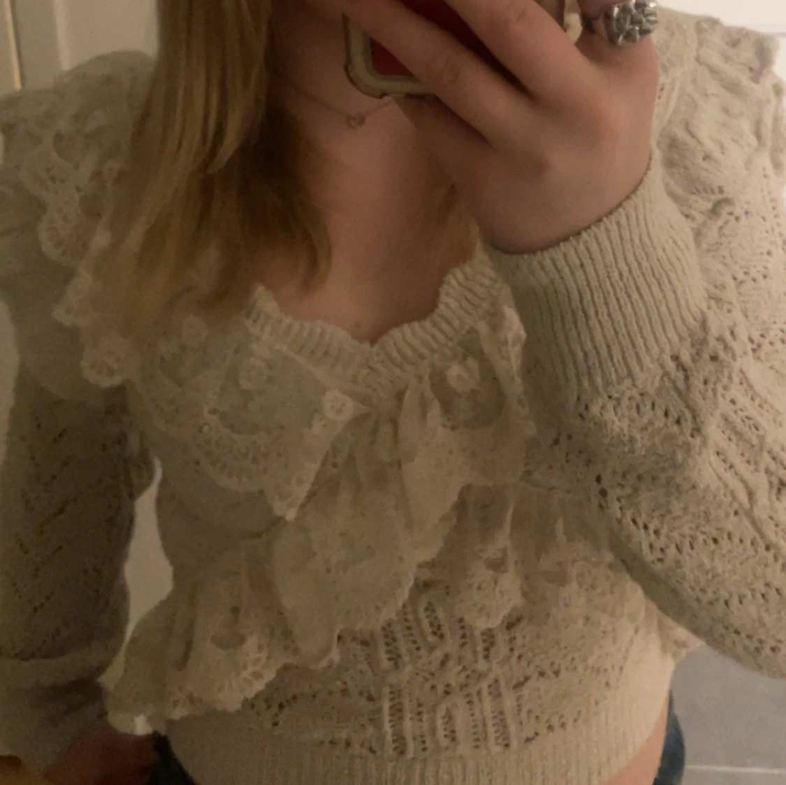 Beige stickad tröja med volang - 3