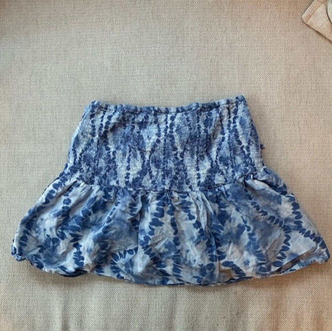 Blåvit kortkjol från MNG med snörning - 1