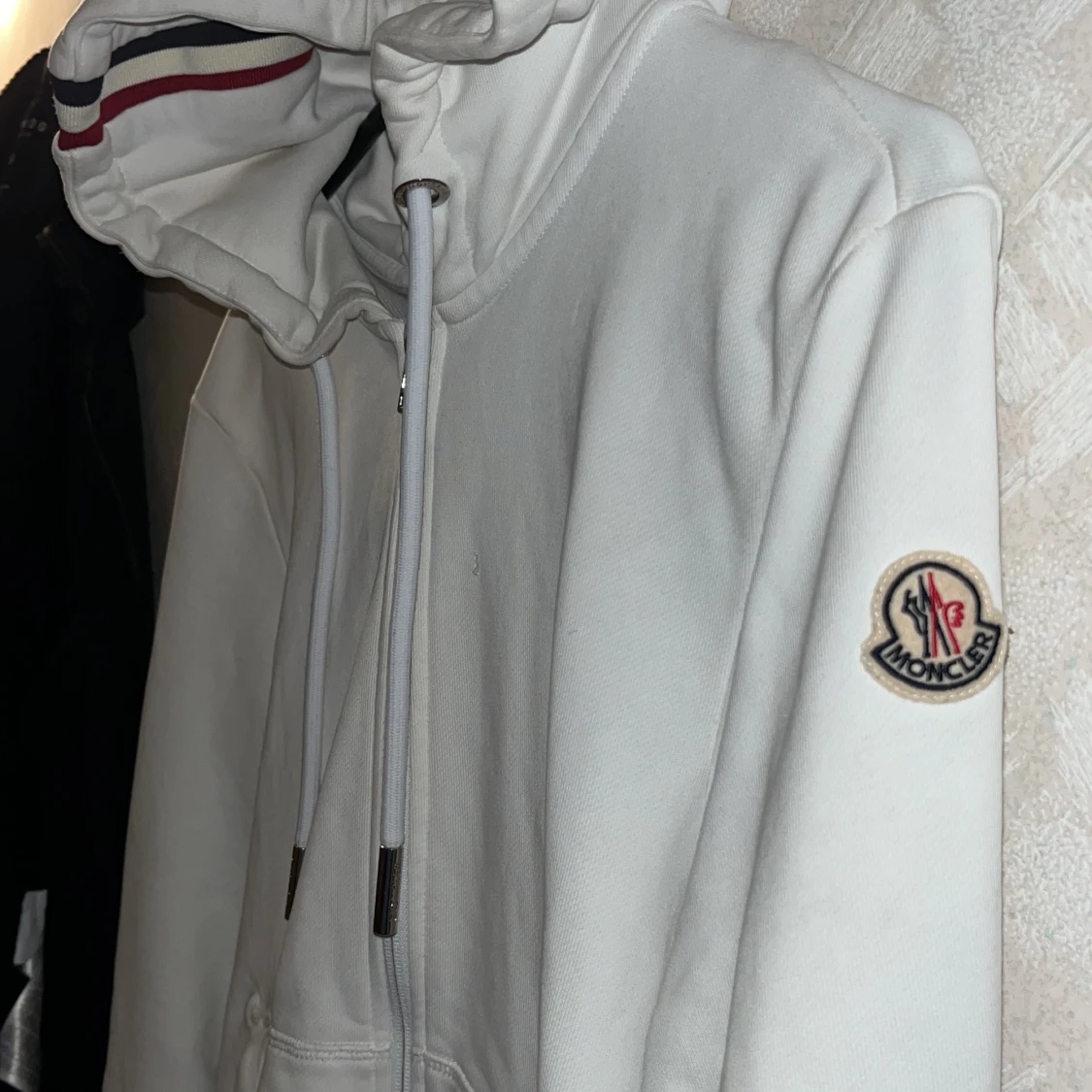 Vit hoodie från Moncler med huva
