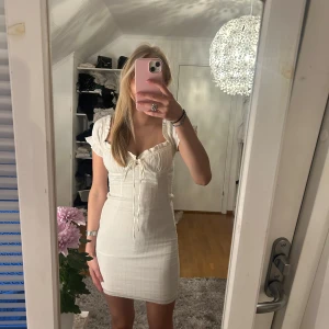 Vit klänning - Supersöt vit klänning. Klänning är knappt använd och kommer ifrån BikBok.