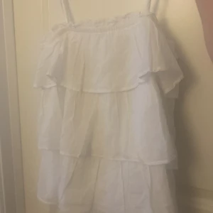 Vitt volang linne  -  Super söt topp med volang från Gina Young. Storlek S/170 passar nog även Xs! Aldrig används med pris lapp fortfarande på 