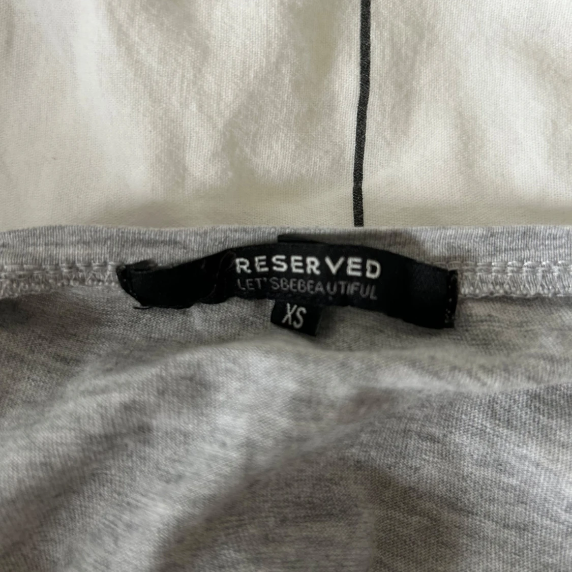 Grå långärmad topp med tryck  - 2