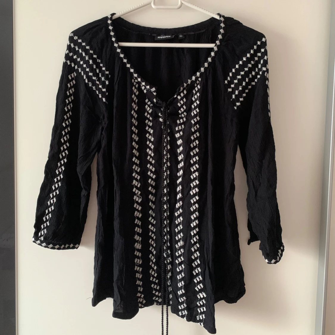 Svart och vit blus med snörning KappAhl