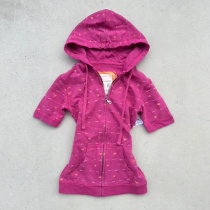 Jennifer’s Body rare vintage y2k zip up hoodie  - helt ny 2000-tals kortärmad rosa zip hoodie från Aeropostale 🩷väldigt eftertraktad och svår att få tag på
