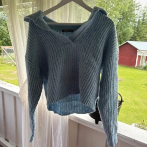 Ljusblå stickad tröja från Gina Tricot - Supermysig ljusblå stickad Tröja från Gina Tricot i storlek XS. Tröjan har en relaxed passform, lång ärm och huva. Perfekt för kyliga dagar och enkel att styla med jeans eller kjol. Snygg ribbad struktur och croppad modell.