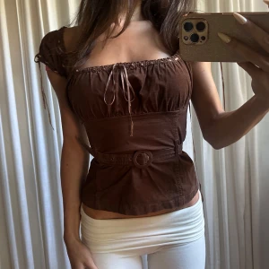 Brun vintage topp - Världens finaste vintage tröja med många fina detaljer som går att bära på fler olika sätt 🤎🦌obs tråden har åkt ur lite på ena armen